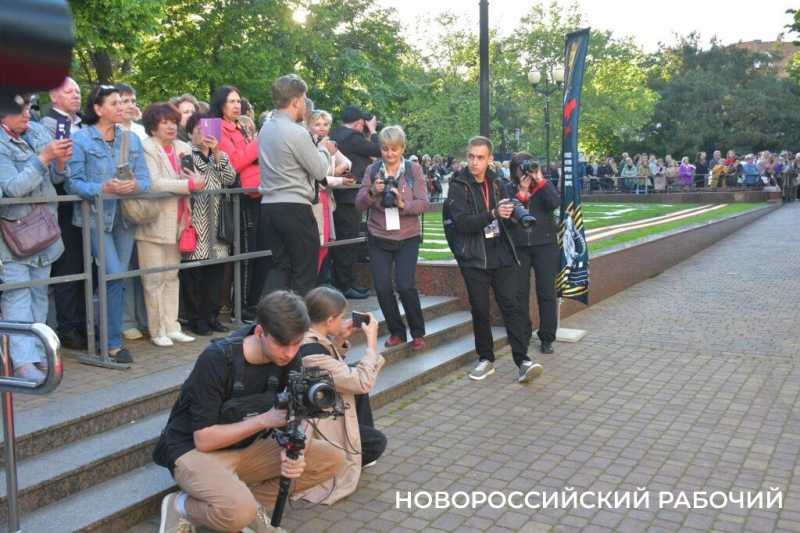 Кинофестиваль «Малая Земля» открыт! В Новороссийске по красной дорожке прошли звезды отечественного кино