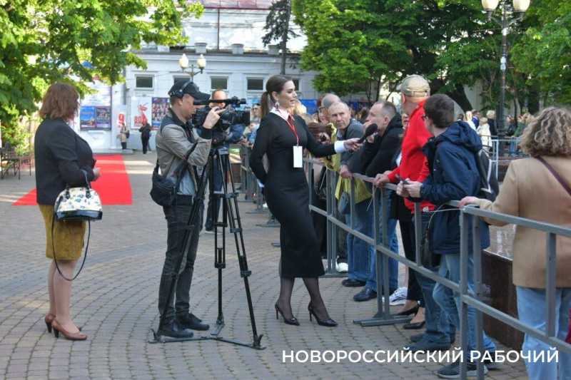 Кинофестиваль «Малая Земля» открыт! В Новороссийске по красной дорожке прошли звезды отечественного кино