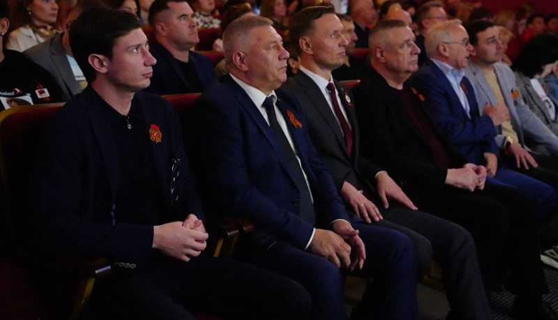 «Классика Победы. Память поколений»: воспоминания ветеранов Великой Отечественной войны со сцены представили активисты Движения Первых