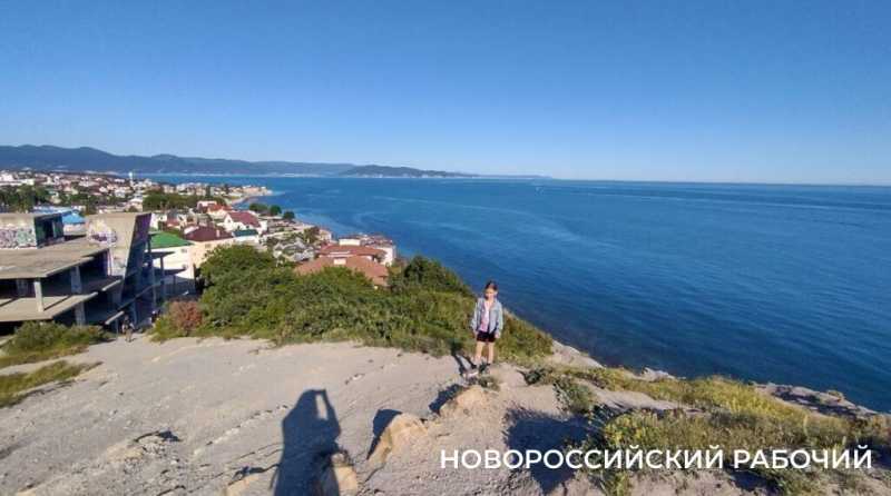 Ковры незабудок, вой шакалов, загадочный провал. Погода в Новороссийске зовет в поход на Колдун