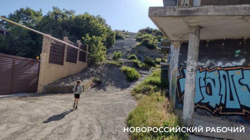 Ковры незабудок, вой шакалов, загадочный провал. Погода в Новороссийске зовет в поход на Колдун