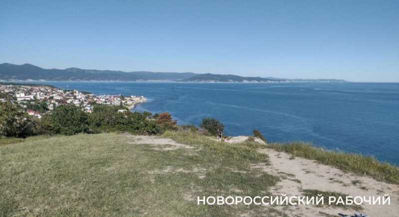 Ковры незабудок, вой шакалов, загадочный провал. Погода в Новороссийске зовет в поход на Колдун