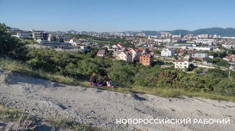 Ковры незабудок, вой шакалов, загадочный провал. Погода в Новороссийске зовет в поход на Колдун