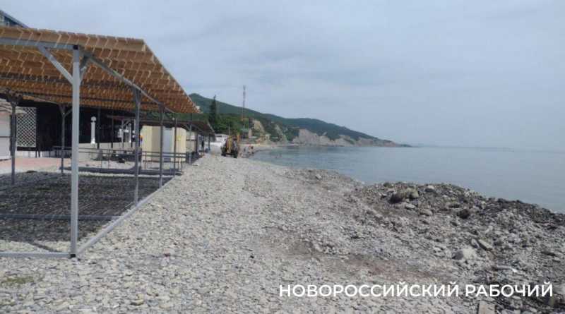 «На пляже невозможная вонь!» Местные в Новороссийске не понимают, как открывать сезон, когда канализация течет на берег