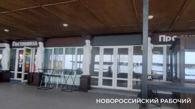 «На пляже невозможная вонь!» Местные в Новороссийске не понимают, как открывать сезон, когда канализация течет на берег