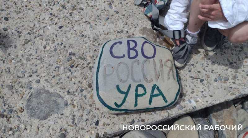 «На пляже невозможная вонь!» Местные в Новороссийске не понимают, как открывать сезон, когда канализация течет на берег