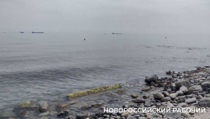 «На пляже невозможная вонь!» Местные в Новороссийске не понимают, как открывать сезон, когда канализация течет на берег