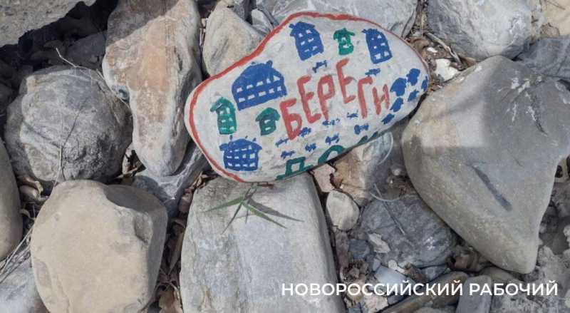 «На пляже невозможная вонь!» Местные в Новороссийске не понимают, как открывать сезон, когда канализация течет на берег