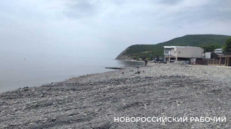 «На пляже невозможная вонь!» Местные в Новороссийске не понимают, как открывать сезон, когда канализация течет на берег