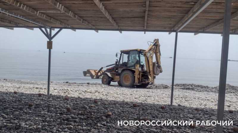 «На пляже невозможная вонь!» Местные в Новороссийске не понимают, как открывать сезон, когда канализация течет на берег