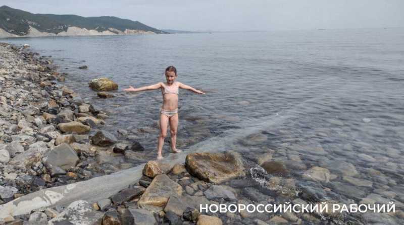 «На пляже невозможная вонь!» Местные в Новороссийске не понимают, как открывать сезон, когда канализация течет на берег