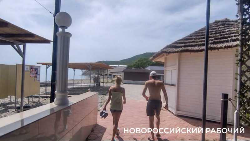«На пляже невозможная вонь!» Местные в Новороссийске не понимают, как открывать сезон, когда канализация течет на берег