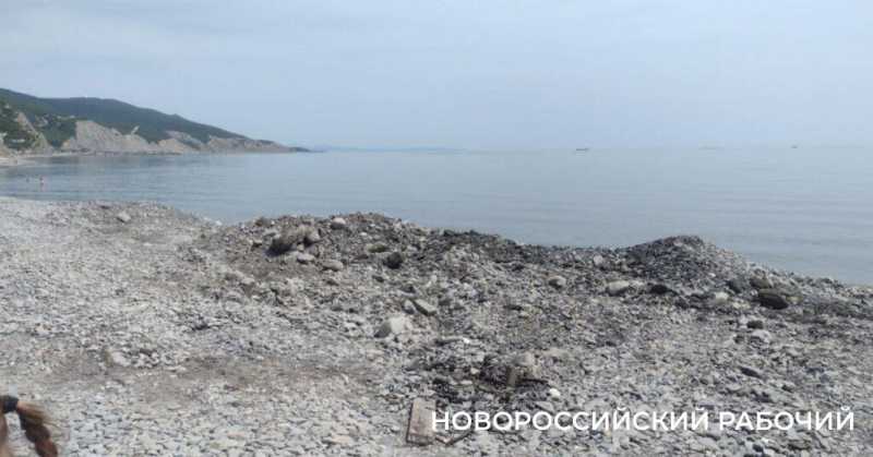 «На пляже невозможная вонь!» Местные в Новороссийске не понимают, как открывать сезон, когда канализация течет на берег