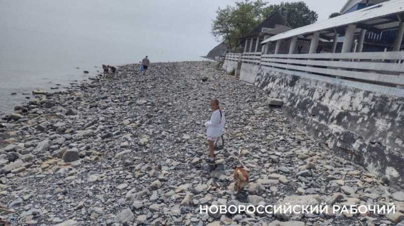 «На пляже невозможная вонь!» Местные в Новороссийске не понимают, как открывать сезон, когда канализация течет на берег