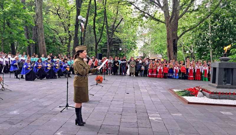 На площади Героев Новороссийска состоялась музыкально-патриотическая акция «Ушла война. Осталась память»