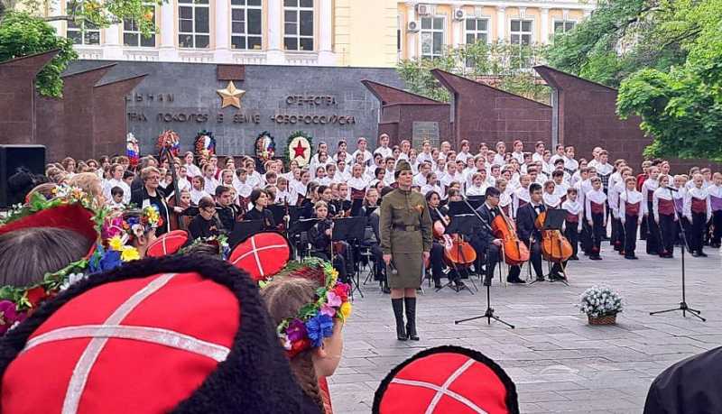 На площади Героев Новороссийска состоялась музыкально-патриотическая акция «Ушла война. Осталась память»
