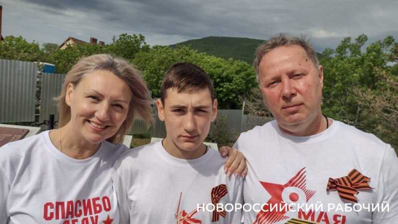 На торжественный митинг в пригороде Новороссийска жители  пришли с портретами родных