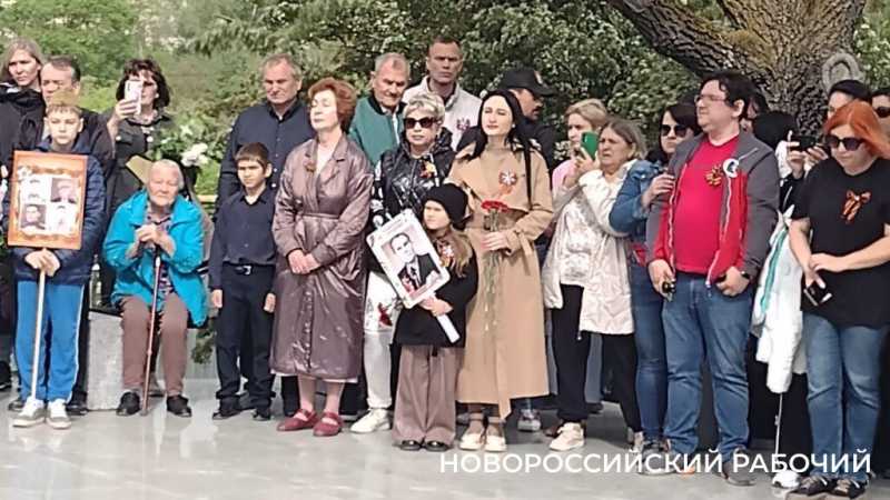 На торжественный митинг в пригороде Новороссийска жители  пришли с портретами родных