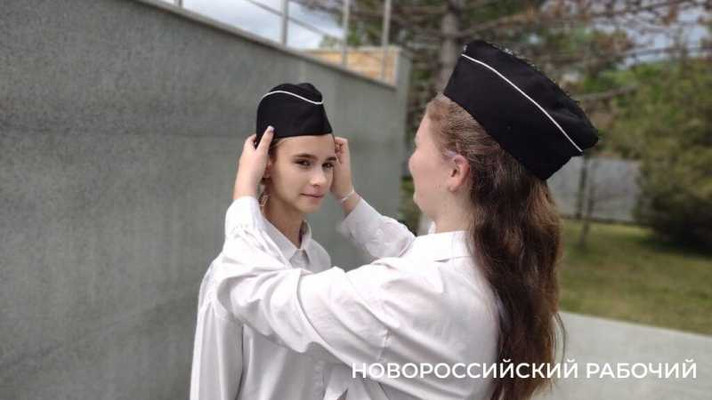 На торжественный митинг в пригороде Новороссийска жители  пришли с портретами родных