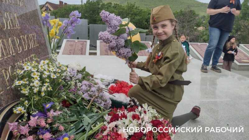 На торжественный митинг в пригороде Новороссийска жители  пришли с портретами родных