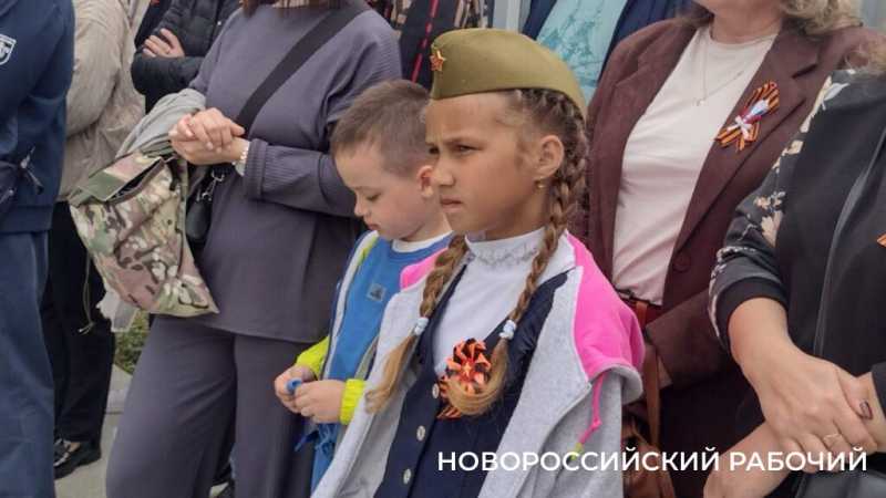На торжественный митинг в пригороде Новороссийска жители  пришли с портретами родных