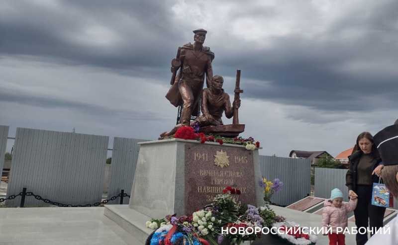 На торжественный митинг в пригороде Новороссийска жители  пришли с портретами родных