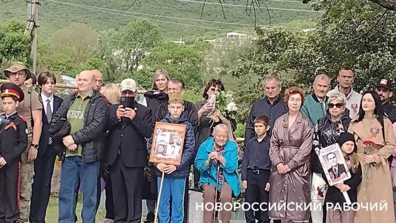 На торжественный митинг в пригороде Новороссийска жители  пришли с портретами родных