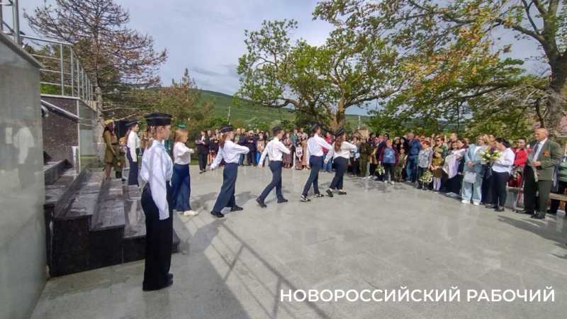 На торжественный митинг в пригороде Новороссийска жители  пришли с портретами родных
