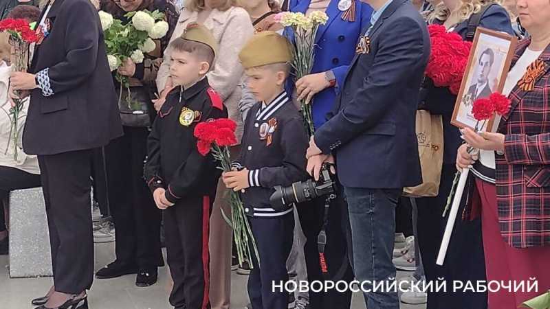 На торжественный митинг в пригороде Новороссийска жители  пришли с портретами родных