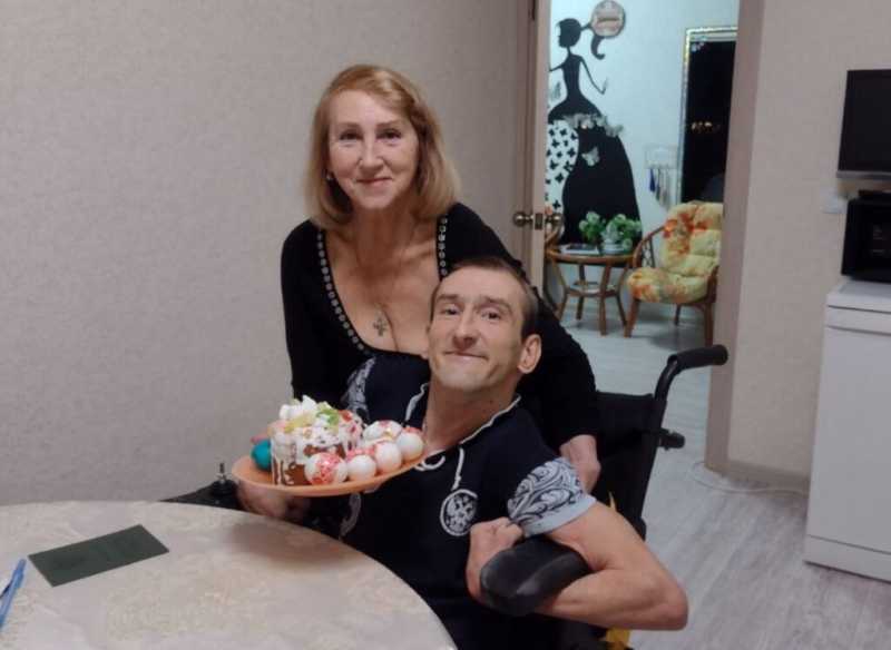 Не инвалид! Колясочник из Новороссийска играет в бочча, пишет посты о деньгах носом и обожает детей