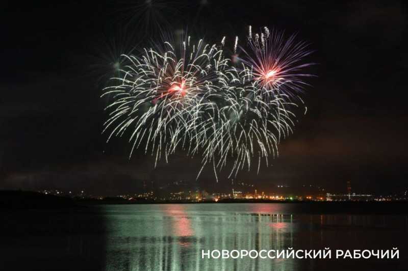 Новороссийск салютовал с Малой земли