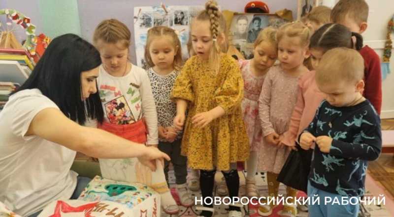 Новороссийские детсадовцы сшили «Одеяло Победы»