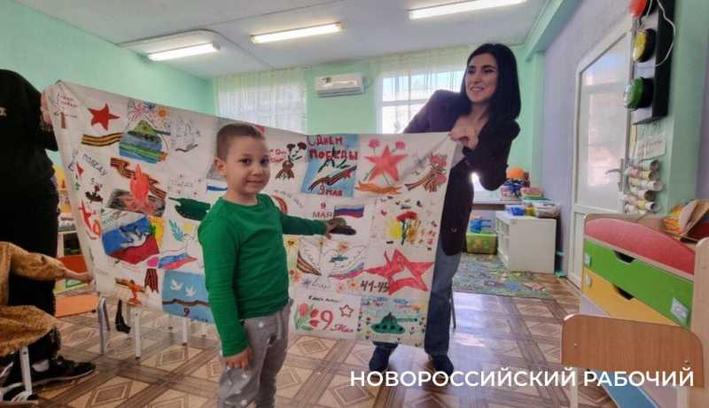 Новороссийские детсадовцы сшили «Одеяло Победы»