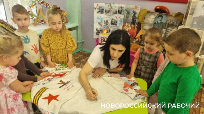 Новороссийские детсадовцы сшили «Одеяло Победы»