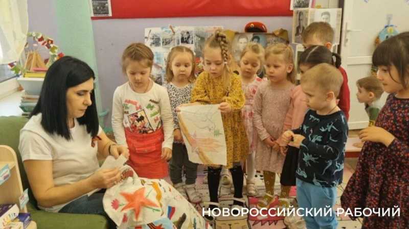 Новороссийские детсадовцы сшили «Одеяло Победы»