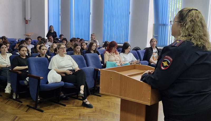 Новороссийские полицейские провели со студентами правовой урок