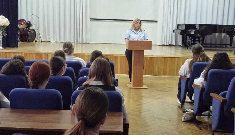 Новороссийские полицейские провели со студентами правовой урок