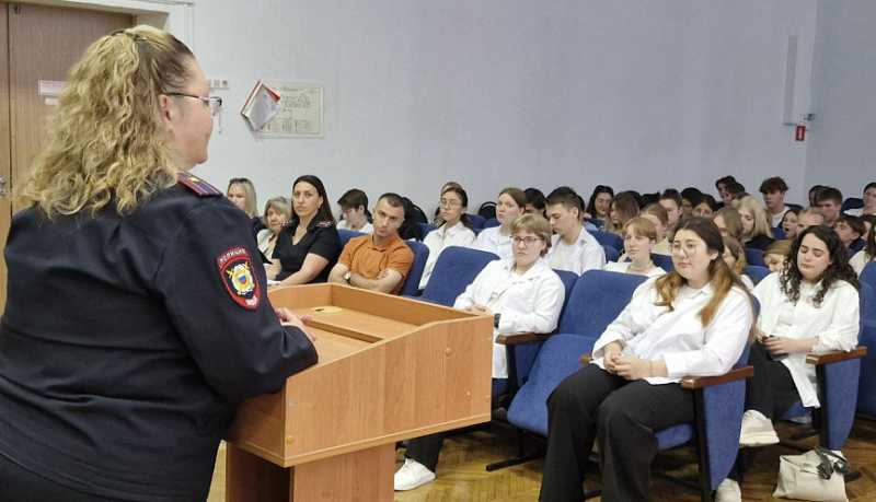 Новороссийские полицейские провели со студентами правовой урок