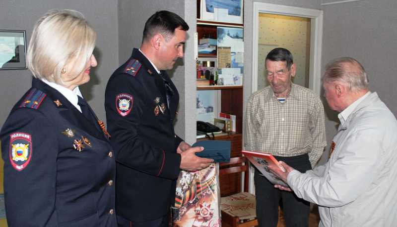 Новороссийские полицейские в преддверии Дня Победы навестили тружеников тыла и малолетних узников