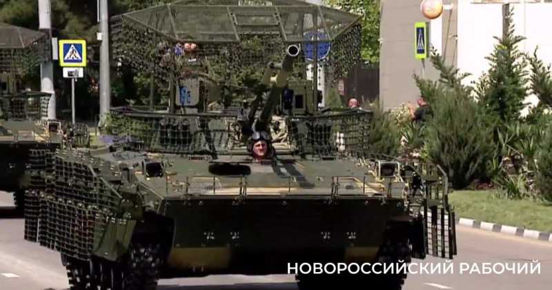 Парад в Новороссийске завершился проездом военной техники