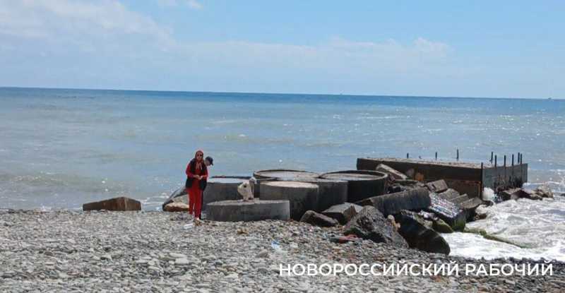 Первые туристы заметили, что прямо на пляже в Новороссийске строят пирс