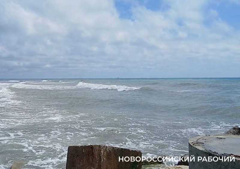 Первые туристы заметили, что прямо на пляже в Новороссийске строят пирс