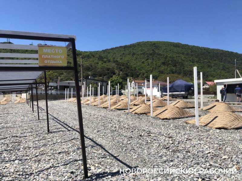 Пляж Дюрсо под Новороссийском: тишина, чистое море, зонты от солнца, как солдаты перед атакой