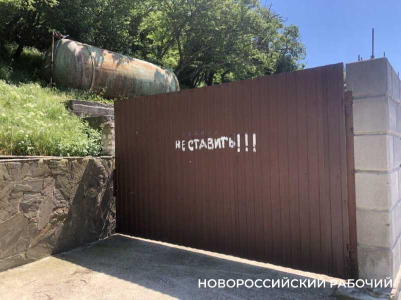 Пляж Дюрсо под Новороссийском: тишина, чистое море, зонты от солнца, как солдаты перед атакой