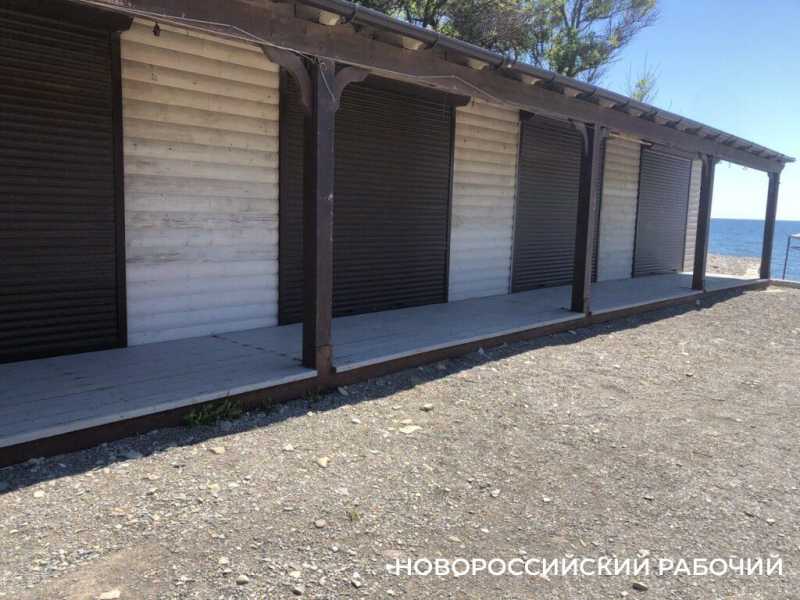 Пляж Дюрсо под Новороссийском: тишина, чистое море, зонты от солнца, как солдаты перед атакой