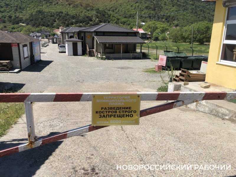 Пляж Дюрсо под Новороссийском: тишина, чистое море, зонты от солнца, как солдаты перед атакой