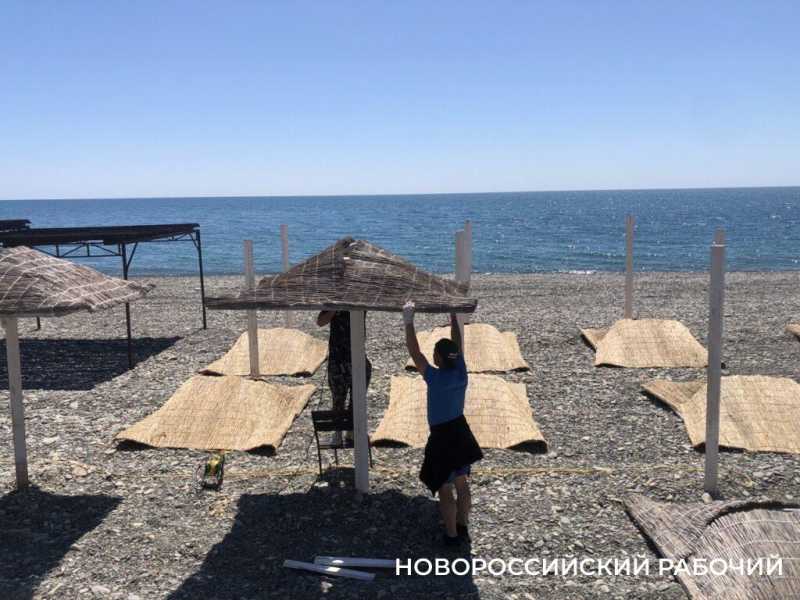Пляж Дюрсо под Новороссийском: тишина, чистое море, зонты от солнца, как солдаты перед атакой