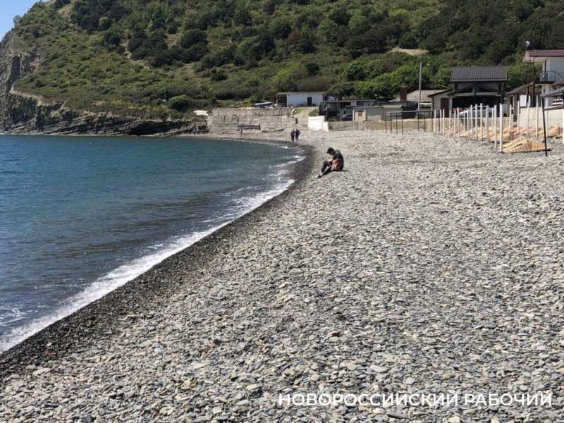 Пляж Дюрсо под Новороссийском: тишина, чистое море, зонты от солнца, как солдаты перед атакой