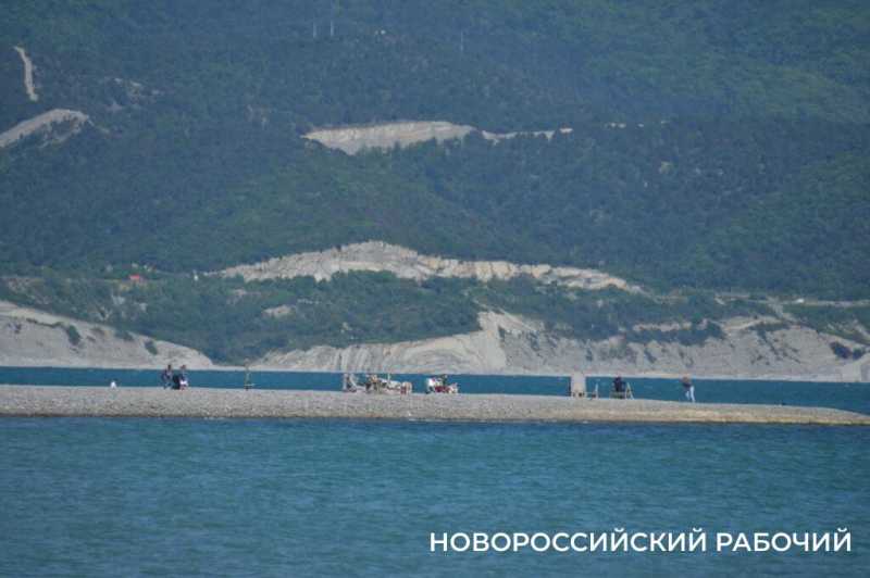 Погода бы не подвела… Пляжи на косе в Новороссийске уже ждут не дождутся!