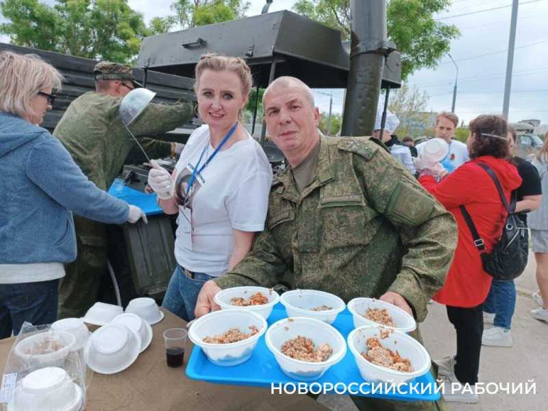 Полевые кухни, синие платочки, духовой оркестр – как в Новороссийске празднуют День Победы